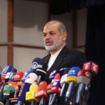 El ministro del Interior iraní, Ahmad Vahidi, habla durante una rueda de prensa tras las elecciones parlamentarias en Teherán, Irán, el 4 de marzo de 2024.