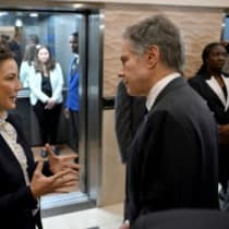 El Secretario de Estado de EEUU, Antony Blinken, habla con la Ministra de Asuntos Exteriores de Jamaica, Kamina Johnson-Smith, antes de una reunión de emergencia sobre Haití en la Conferencia de Jefes de Gobierno de la Comunidad del Caribe (CARICOM) en Kingston, Jamaica, 11 de marzo de 2024.