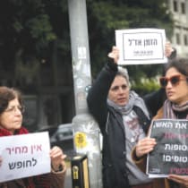 LAS MUJERES PIDEN la liberación de los rehenes en Tel Aviv en febrero. Las mujeres tienen una visión especial que crea la realidad y repara el mundo, sostiene la escritora.