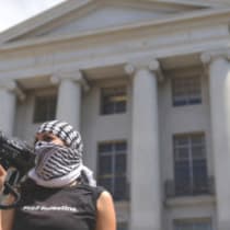 Un manifestante PRO-PALESTINO utiliza un megáfono durante una manifestación en el campus de la Universidad de Berkeley el lunes.