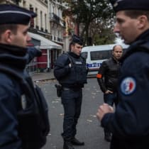  Agentes de la policía francesa montan guardia en el distrito 11 de París, Francia, el 14 de noviembre de 2015. Fotografía de Laurence Geai/Flash90