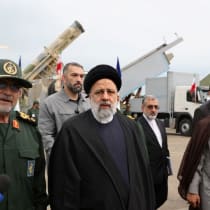  El presidente iraní, Ebrahim Raisi, visita el equipamiento militar de la Armada del CGRI en Bandar Abbas, Irán, 2 de febrero de 2024.