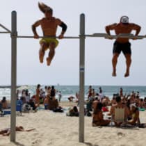 Un grupo de personas hace ejercicio en la playa de Tel Aviv, Israel, el 20 de abril de 2024.