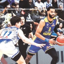 James Webb (derecha), delantero del Maccabi de Tel Aviv, se autodenomina "navaja suiza" y hace un poco de todo para el equipo amarillo y azul.