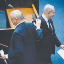 El PRIMER MINISTRO Benjamin Netanyahu y el líder del Partido Azul y Blanco, Benny Gantz, se cruzan en la Knesset el año pasado.