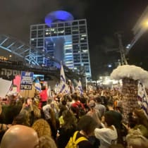  Manifestantes se concentran en la calle Kaplan de Tel Aviv para pedir elecciones y la liberación de los rehenes, 27 de abril de 2024.