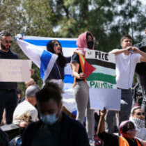 Manifestantes proisraelíes sostienen banderas mientras los estudiantes de una acampada protestan en apoyo de los palestinos, en medio del actual conflicto entre Israel y Hamás, en la Universidad de California en Los Ángeles, California, Estados Unidos. 25 de abril de 2024.