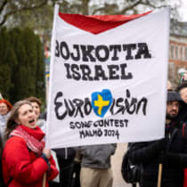 Manifestantes sostienen pancarta contra la participación de Israel en Eurovisión en Malmö, Suecia.
