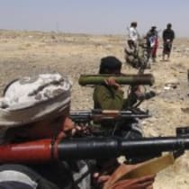 Sucesores del Movimiento del Sur toman posiciones en la zona de Yabal al-Ierr, en la provincia meridional yemení de Lahej, mientras se preparan para asegurar la zona frente a los chiíes houthíes, 7 de marzo de 2015.