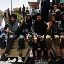  Miembros talibanes en el segundo aniversario de la caída de Kabul, cerca de la embajada estadounidense en la capital afgana, 15 de agosto de 2023.