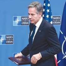  El SECRETARIO de Estado de EEUU, Antony Blinken, se marcha tras una rueda de prensa en una reunión de ministros de Asuntos Exteriores de la OTAN en Bruselas, en noviembre.