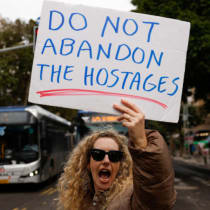  Una mujer participa en una protesta exigiendo un acuerdo sobre los rehenes, en Tel Aviv, Israel, 1 de febrero de 2024.