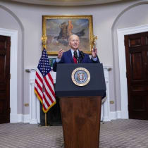  El presidente de Estados Unidos, Joe Biden, habla sobre las protestas estudiantiles en las universidades estadounidenses, en medio del actual conflicto entre Israel y Hamás, durante unas breves declaraciones en la Sala Roosevelt de la Casa Blanca en Washington, Estados Unidos, el 2 de mayo de 2024.