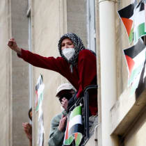  Jóvenes enmascarados participan en la ocupación de un edificio de la Universidad Sciences Po, París, Francia, 26 de abril de 2024.