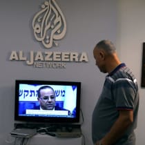 Un empleado trabaja dentro de la oficina de la cadena qatarí Al-Jazeera en Jerusalén