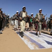  Miembros de las tribus leales a los Houthis desfilan sobre banderas estadounidenses e israelíes durante un desfile militar para nuevos reclutas tribales en medio de la escalada de tensiones con la coalición liderada por Estados Unidos en el Mar Rojo, en Bani Hushaish, Yemen 22 de enero 2024.