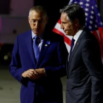  El Secretario de Estado de EEUU, Antony Blinken, es recibido por el Embajador de Israel en EEUU, Mike Herzog, a su llegada al aeropuerto Ben Gurion, cerca de Tel Aviv, Israel, 30 de abril de 2024.