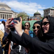  La representante demócrata estadounidense en la Cámara de Representantes Ilhan Omar (D-MN) visita el campamento de protesta estudiantil mientras continúan las protestas en la Universidad de Columbia, durante el actual conflicto entre Israel y el grupo islamista palestino Hamás, en la ciudad de Nuev