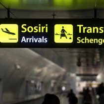  En el aeropuerto internacional Henri Coanda de Otopeni, cerca de Bucarest (Rumanía), el 31 de marzo de 2024, se puede ver una señalización aeroportuaria que indica a los pasajeros la ruta hacia la zona de tránsito Schengen.