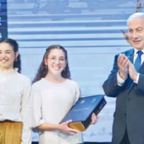 EL PRIMER MINISTRO Benjamín Netanyahu aplaude a los primeros clasificados en el Concurso Bíblico celebrado en el Teatro de Jerusalén el Día de la Independencia, el año pasado. Es uno de los actos que conviene celebrar este año, dice el escritor.