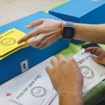  Los habitantes de Jerusalén depositan sus papeletas para las elecciones municipales de 2024, el 27 de febrero de 2024.