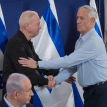  El PRIMER MINISTRO Benjamin Netanyahu, el Ministro de Defensa Yoav Gallant y el Ministro Benny Gantz asisten a una rueda de prensa en el Ministerio de Defensa en noviembre.