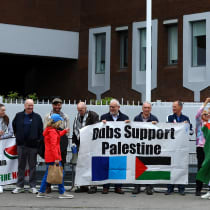  Manifestantes en apoyo a los palestinos frente a la embajada israelí después de que Irlanda haya anunciado que reconocerá un Estado palestino, en Dublín, Irlanda, 22 de mayo de 2024.