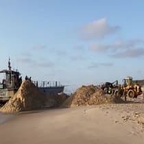  Las autoridades locales intentan liberar en Ashdod un buque estadounidense encallado que se dirigía a la Franja de Gaza, 25 de mayo de 2024.