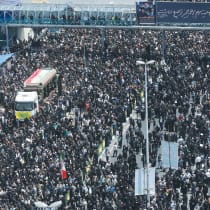  Los dolientes asisten a un funeral en Teherán, la semana pasada, por las víctimas del accidente de helicóptero en el que murieron el presidente de Irán, Ebrahim Raisi, el ministro de Asuntos Exteriores, Hossein Amirabdollahian, y otras personas.
