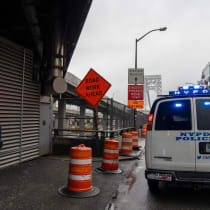  Policía de Nueva York, Agentes de policía montan guardia cerca de una entrada al puente George Washington en Nueva York, Estados Unidos, 15 de mayo de 2024.