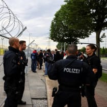  Agentes de policía en el exterior de una instalación provisional habilitada para albergar la sala de vistas del juicio contra el círculo íntimo de un grupo de Reichsbuerger (Ciudadanos del Reich) que supuestamente planeó el derrocamiento violento del gobierno alemán en 2022, antes del inicio del ju