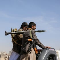  Seguidores armados de los Houthi montan en la parte trasera de una camioneta durante un desfile en solidaridad con los palestinos de la Franja de Gaza y para mostrar su apoyo a los ataques de los Houthi contra barcos en el Mar Rojo y el Golfo de Adén, en Saná, Yemen 29 de enero 2024.