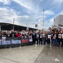  Familiares de los rehenes tomados por Hamás el 7 de octubre parten hacia La Haya.