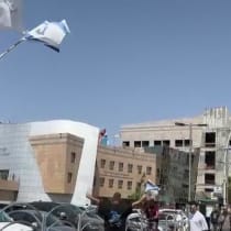  Simpatizantes llegan al Centro Médico Sheba para recibir a los rehenes rescatados, 8 de junio de 2024. 