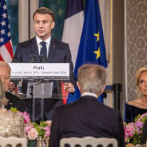 El presidente de Francia, Emmanuel Macron, pronuncia un discurso, mientras la primera dama de Francia, Brigitte Macron, el presidente de Estados Unidos, Joe Biden, y la primera dama de Estados Unidos, Jill Biden, escuchan, durante una cena de gala en el Palacio del Elíseo en París, Francia, 8 de ju