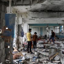  Palestinos inspeccionan el lugar de un ataque israelí contra una escuela de la UNRWA que acoge a personas desplazadas, en medio del conflicto entre Israel y Hamás, en el campo de refugiados de Nuseirat, en el centro de la Franja de Gaza, el 6 de junio de 2024.