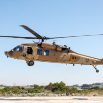  Un helicóptero Black Hawk de las FDI despega de la base aérea de Palmachin, en el centro de Israel, el 20 de abril de 2023.