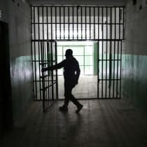  Un guardia abre una puerta dentro de una prisión que alberga a prisioneros extranjeros, sospechosos de formar parte del Estado Islámico, en Hasaka, Siria, 7 de enero de 2020.
