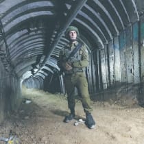  El portavoz de las FDI, contralmirante Daniel Hagari, en un túnel terrorista de Hamás en el norte de la Franja de Gaza, a principios de este mes. Debe haber un proceso que acabe con los túneles terroristas, los líderes terroristas, el lavado de cerebro antiisraelí en las escuelas, el adiestramiento