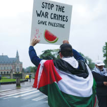  Un manifestante acusa a Israel de crímenes de guerra ante el Tribunal Internacional de Justicia de La Haya el mes pasado. Acusar a los israelíes de seguir los pasos de los nazis demuestra una total falta de comprensión de la historia del pueblo judío, afirma el escritor.