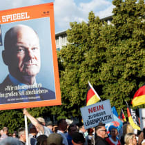  Una persona sostiene un cartel que muestra una portada de la revista Der Spiegel con una imagen del canciller alemán Olaf Scholz y una cita, en la que se lee: "Por fin debemos deportar a gran escala" durante una protesta del partido de derechas Alternativa para Alemania (AfD), una semana después de