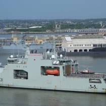  La patrullera de la marina canadiense HMCS Margaret Brooke pasa junto al submarino nuclear ruso de misiles de crucero Kazan y la fragata Almirante Gorshkov, al entrar en la bahía de La Habana, Cuba, 14 de junio de 2024.
