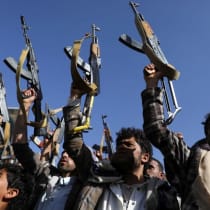  Manifestantes, en su mayoría partidarios de los Houthi, se concentran para mostrar su solidaridad con los palestinos de la Franja de Gaza, en Saná, Yemen, 7 de junio de 2024.
