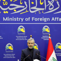  El ministro de Asuntos Exteriores en funciones de Irán, Ali Bagheri Kani, y el ministro de Asuntos Exteriores iraquí, Fuad Hussein (no en la foto), celebran una rueda de prensa conjunta en Bagdad, Irak, el 13 de junio de 2024.