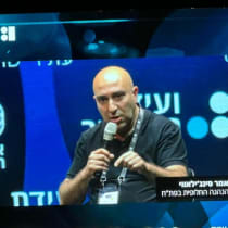  - Samer Sinijlawi interviene en la conferencia Futuro de Israel, Universidad de Tel Aviv, 19 de junio de 2024.