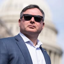  Eugene Vindman, candidato demócrata por el 7º Distrito del Congreso de Virginia, asiste a una rueda de prensa para instar a la Cámara de Representantes a aprobar el Paquete de Ayuda a la Seguridad Nacional del Senado, que incluye ayuda a Ucrania, el miércoles 13 de marzo de 2024.