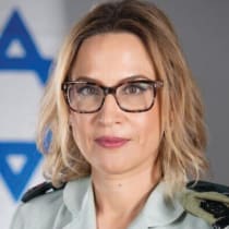  YIFAT TOMER-YERUSHALMI - tuvo que lidiar con terroristas, atentados suicidas, un gran número de casos de asesinato al mismo tiempo, miles de casos de detención administrativa y miles de soldados estacionados constantemente en Cisjordania y Gaza - como abogada y luego como jueza.