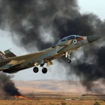  Fuerza Aérea de Israel F-15i Ra'am volar en una ceremonia de graduación para los soldados de la Fuerza Aérea de Israel que han completado el Curso de Vuelo IAF, en la Base Aérea Hatzerim en el desierto del Negev. 28 de junio de 2016.