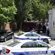  Agentes de policía aseguran la zona, tras un atentado cerca de la embajada israelí en Belgrado, Serbia, 29 de junio de 2024.