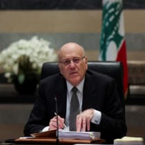  El primer ministro libanés, Najib Mikati, encabeza una reunión del gabinete, en el palacio del gobierno en Beirut, Líbano, el 4 de abril de 2024.